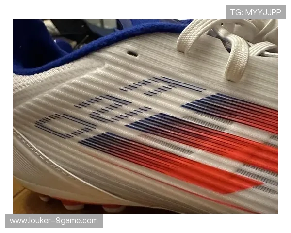 上世纪足球明星经典球鞋回顾与文化影响分析