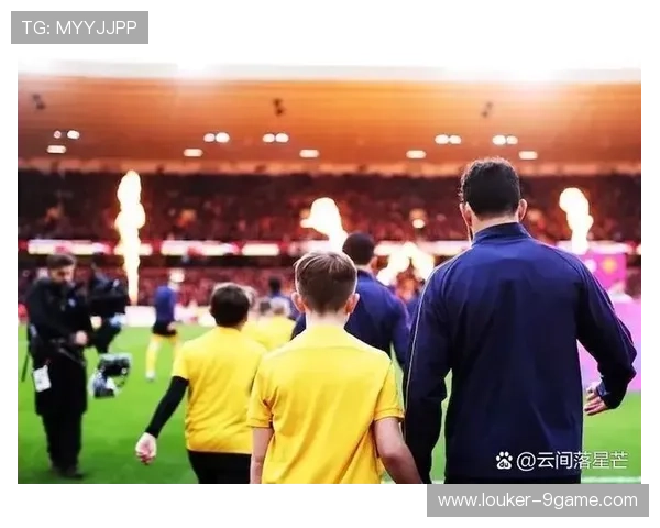 足球明星与小球迷亲密互动暖心瞬间 球场外的真实友爱故事