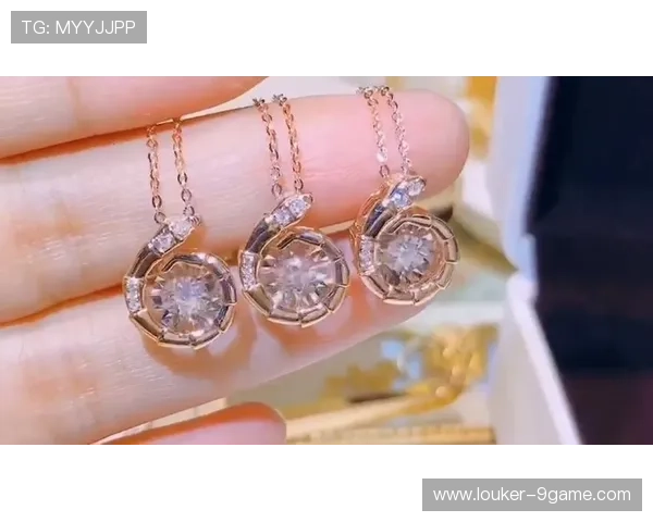 足球明星女友晒心动礼物 揭秘专属浪漫背后的爱情故事